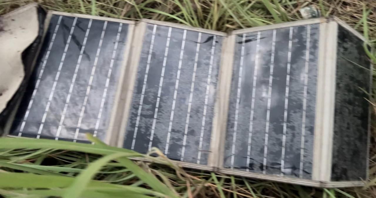 Panel solar que usaban los soldados para mantener cargados sus equipos electrónicos.