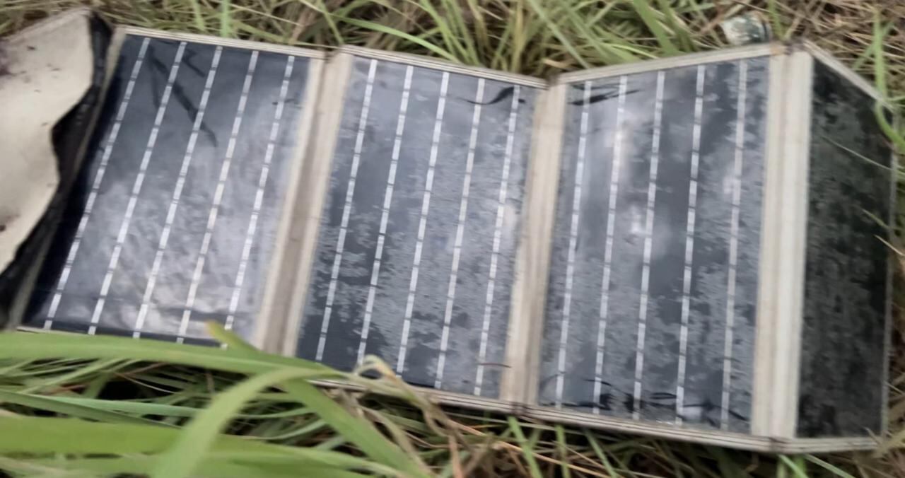 Panel solar que usaban los soldados para mantener cargados sus equipos electrónicos.