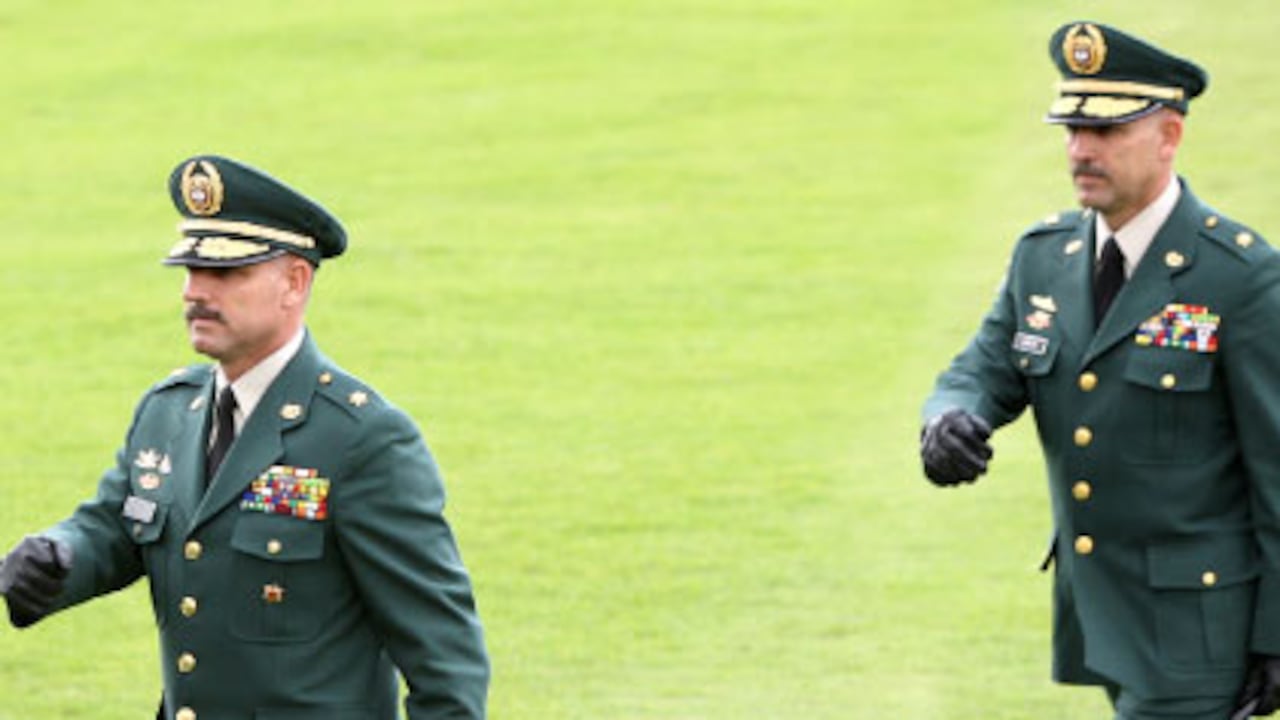 A la izquierda Hernán Giraldo, y a la derecha Germán Giraldo, el pasado 2 de diciembre, en su ceremonia de ascenso a general