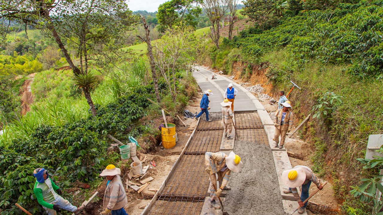 El programa Caminos Comunitarios para la Paz Total es una estrategia de inversión con alta prioridad, que pretende mejorar el acceso en las zonas rurales.