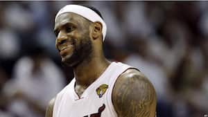 El jugador de los Miami Heat LeBron James obtuvo ingresos de US$48 millones. Según Forbes, la camiseta con el nombre del deportista de 26 años fue la que más se vendió durante la temporada de la NBA.