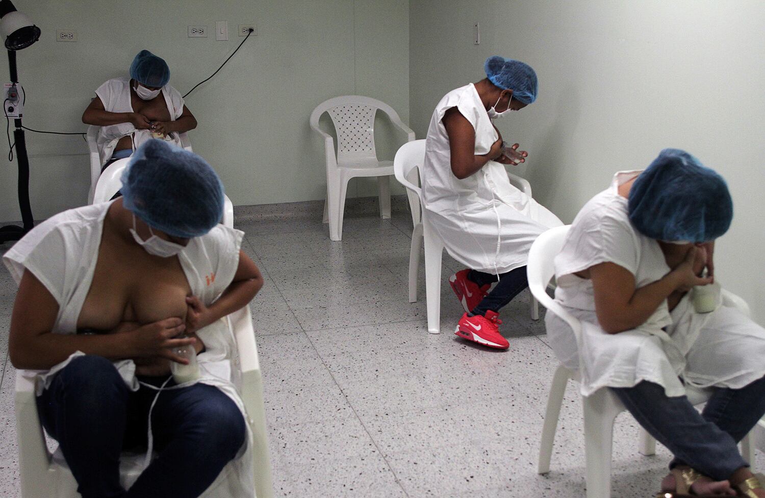 Ganador categoría mujer trabajadora - 'Leche materna' (serie x 5) / Fredy León Builes Solano (Colombia)