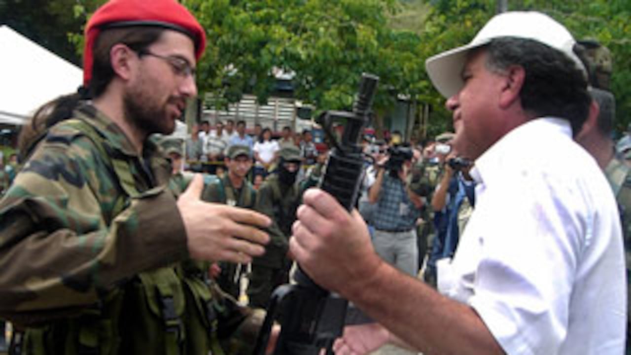 UNIFORME y BOTAS
Todos los guerrilleros llegaron con uniformes y botas nuevas, algunos con insignias de las Farc y otros con insignias de la VI Brigada del Ejércto.