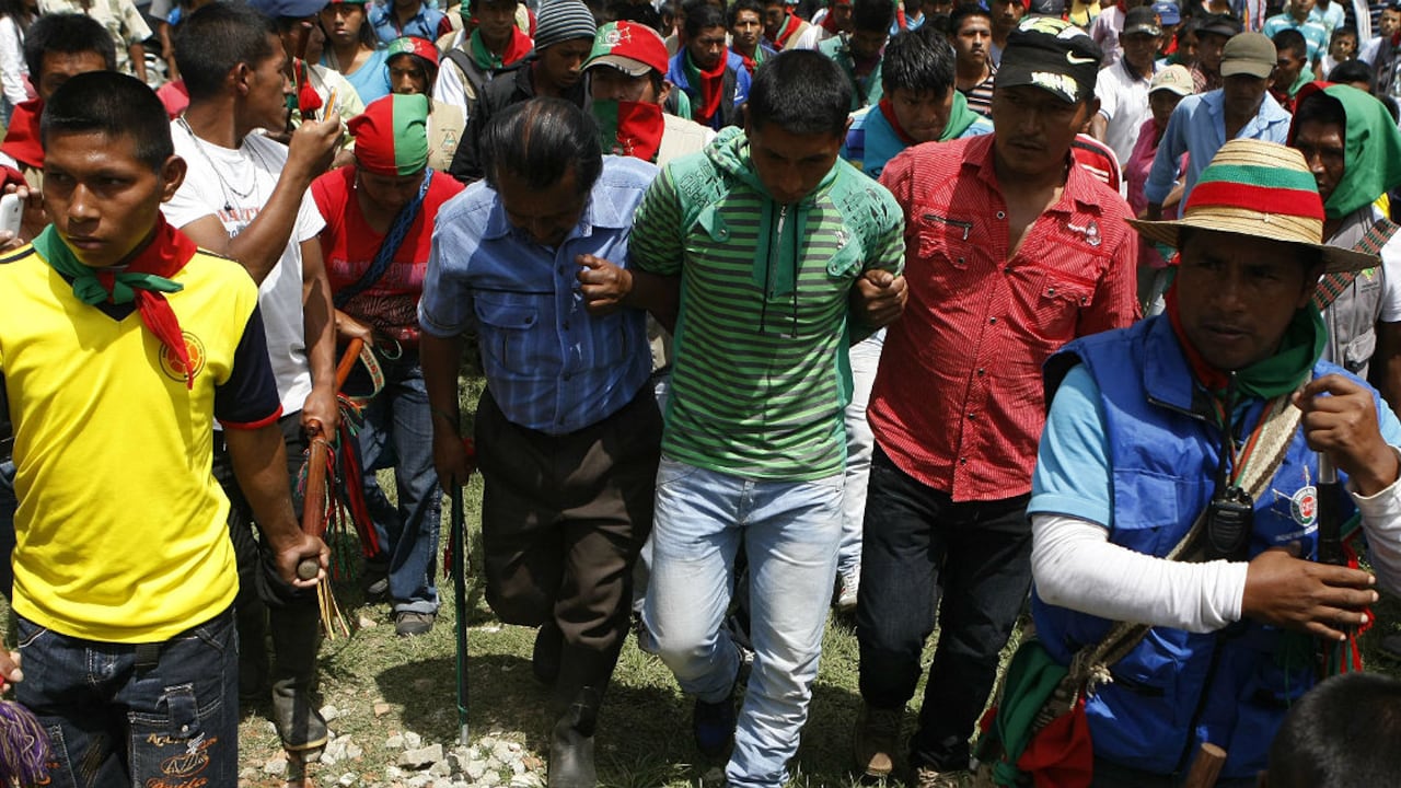 Miembros de la guardia indígena custodian a uno de los integrantes de las FARC acusado de asesinar el pasado miércoles a dos guardias indígenas, en Toribio.