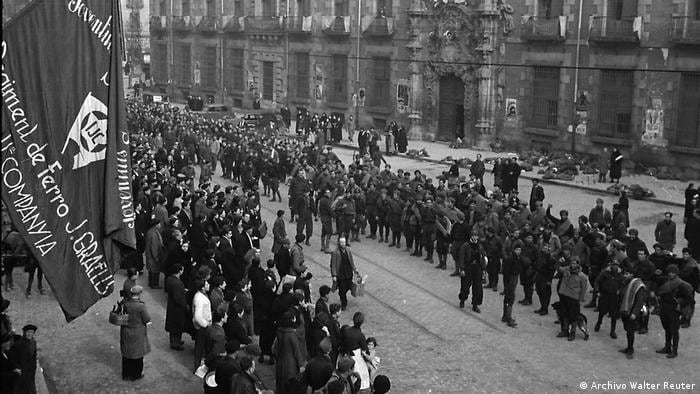 Milicianos catalanes
Milicianos catalanes del batallón Jaume Graells, de las JSU, acuden a la defensa de Madrid. Principios de febrero de 1937. Foto Walter Reuter. Centro Documental de la Memoria Histórica. Ministerio de Cultura.

Autor: Itzel Zúñiga