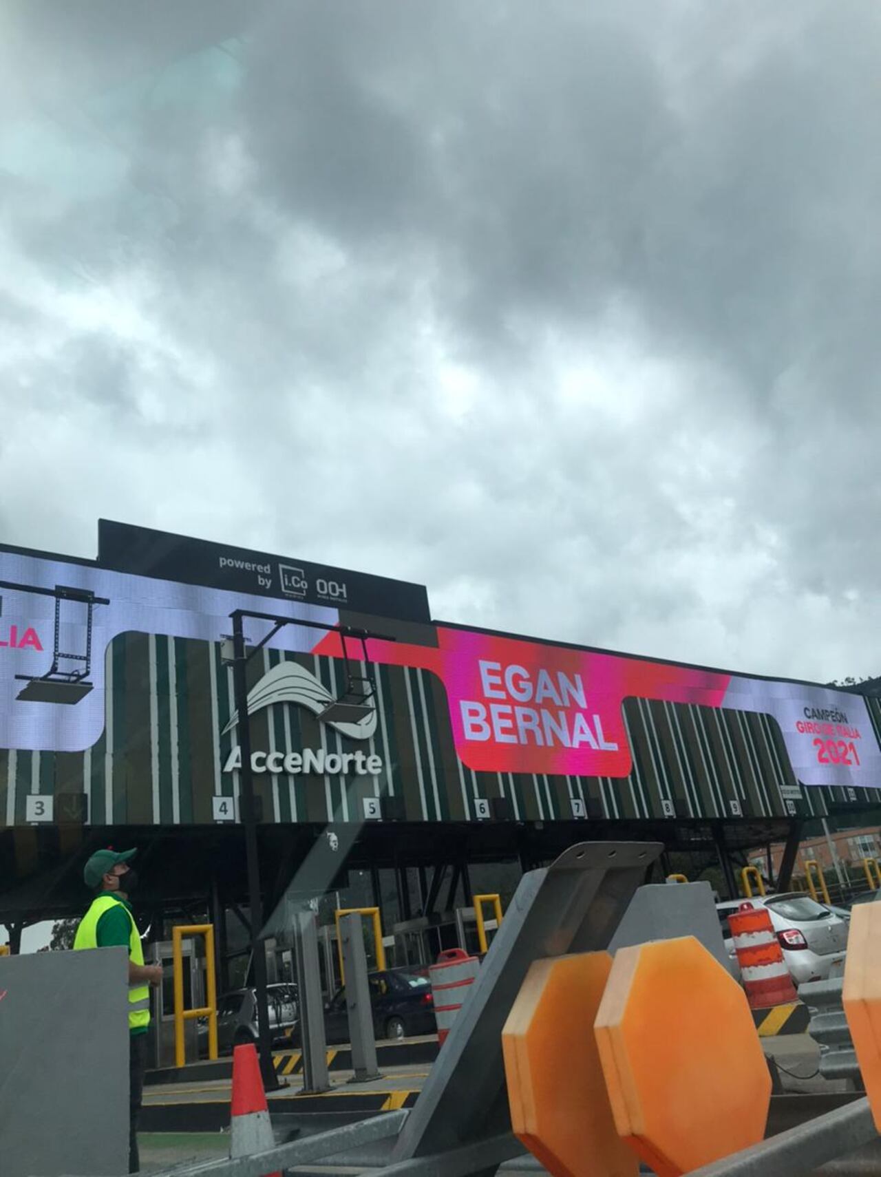 Egan en las pantallas del peaje del norte de Bogotá.