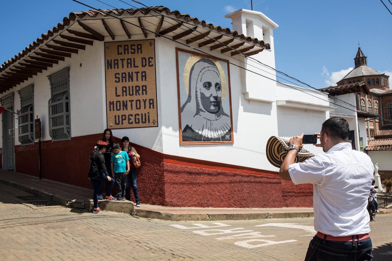 Entre las paradas que recomiendan está la casa natal de la Madre Laura, la primera y única santa colombiana.