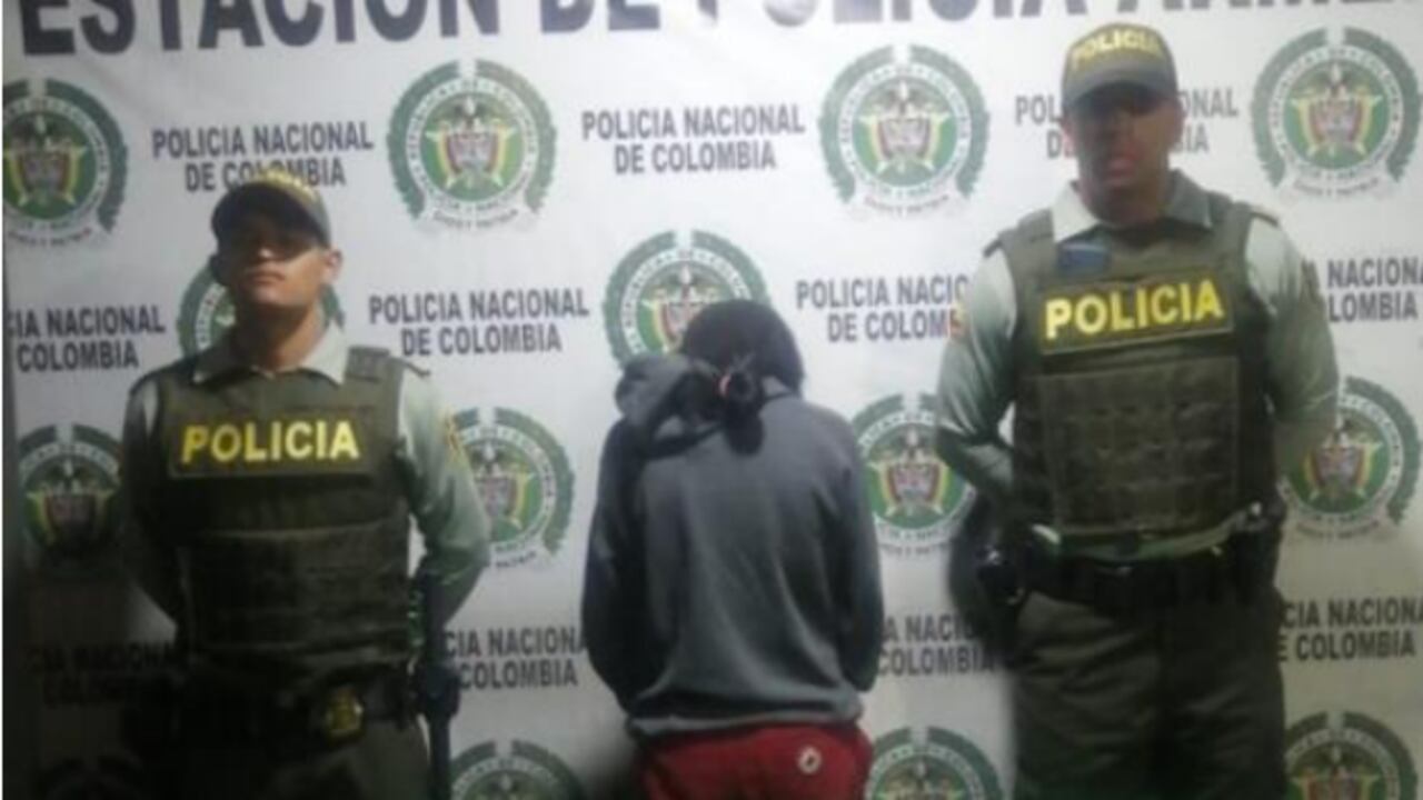 La mujer reaccionó airada y golpeó fuertemente a uno de los agentes en el hombro con el casco que portaba en sus manos.