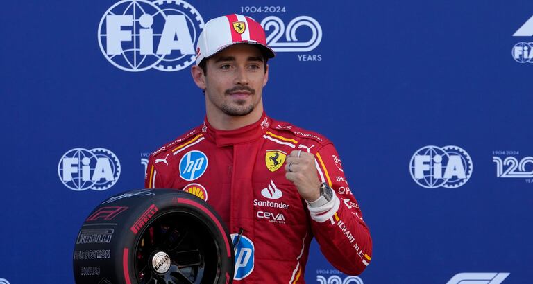 El piloto de Ferrari Charles Leclerc de Mónaco posa con el premio de la pole position después de la sesión de clasificación antes del Gran Premio de Mónaco de Fórmula Uno en el autódromo de Mónaco, en Mónaco, el sábado 25 de mayo de 2024. (Foto AP/Luca Bruno)
