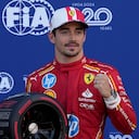 El piloto de Ferrari Charles Leclerc de Mónaco posa con el premio de la pole position después de la sesión de clasificación antes del Gran Premio de Mónaco de Fórmula Uno en el autódromo de Mónaco, en Mónaco, el sábado 25 de mayo de 2024. (Foto AP/Luca Bruno)