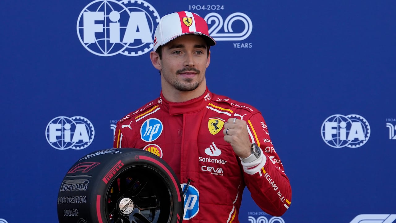 El piloto de Ferrari Charles Leclerc seguirá en la escuadra italiana.