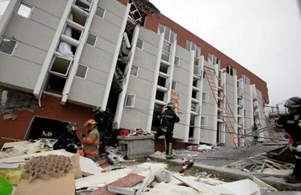 Destruidas quedaron viviendas, calles y vehículos a lo largo de varias vías de este país. El número de muertos aumenta cada vez más. Son las consecuencias de un terremoto de 8,8 grados de magnitud que sacudió a Chile en la madrugada del sábado 27 de febrero de 2010.