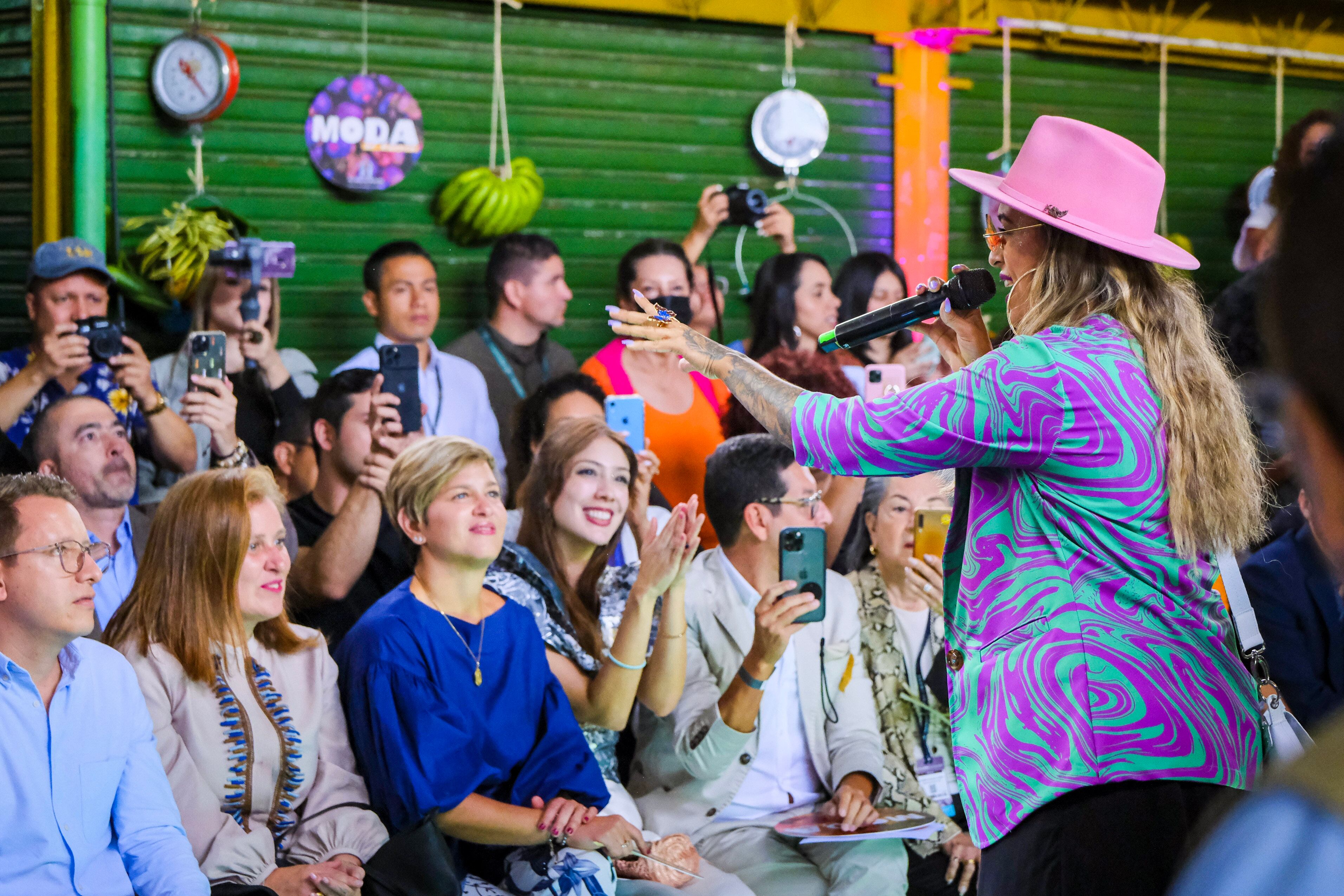 Al desfile 'Moda al Barrio' asistió la futura primera dama de la Nación, Verónica Alcocer.