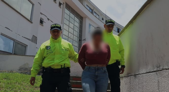 Momento de la captura de la presunta estafadora.