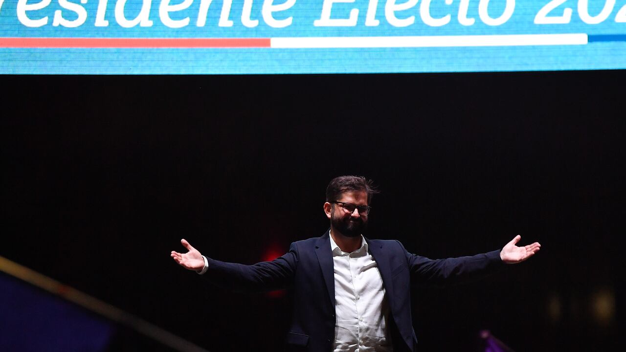 El presidente electo de Chile, Gabriel Boric, celebra su triunfo en la segunda vuelta electoral en Santiago.