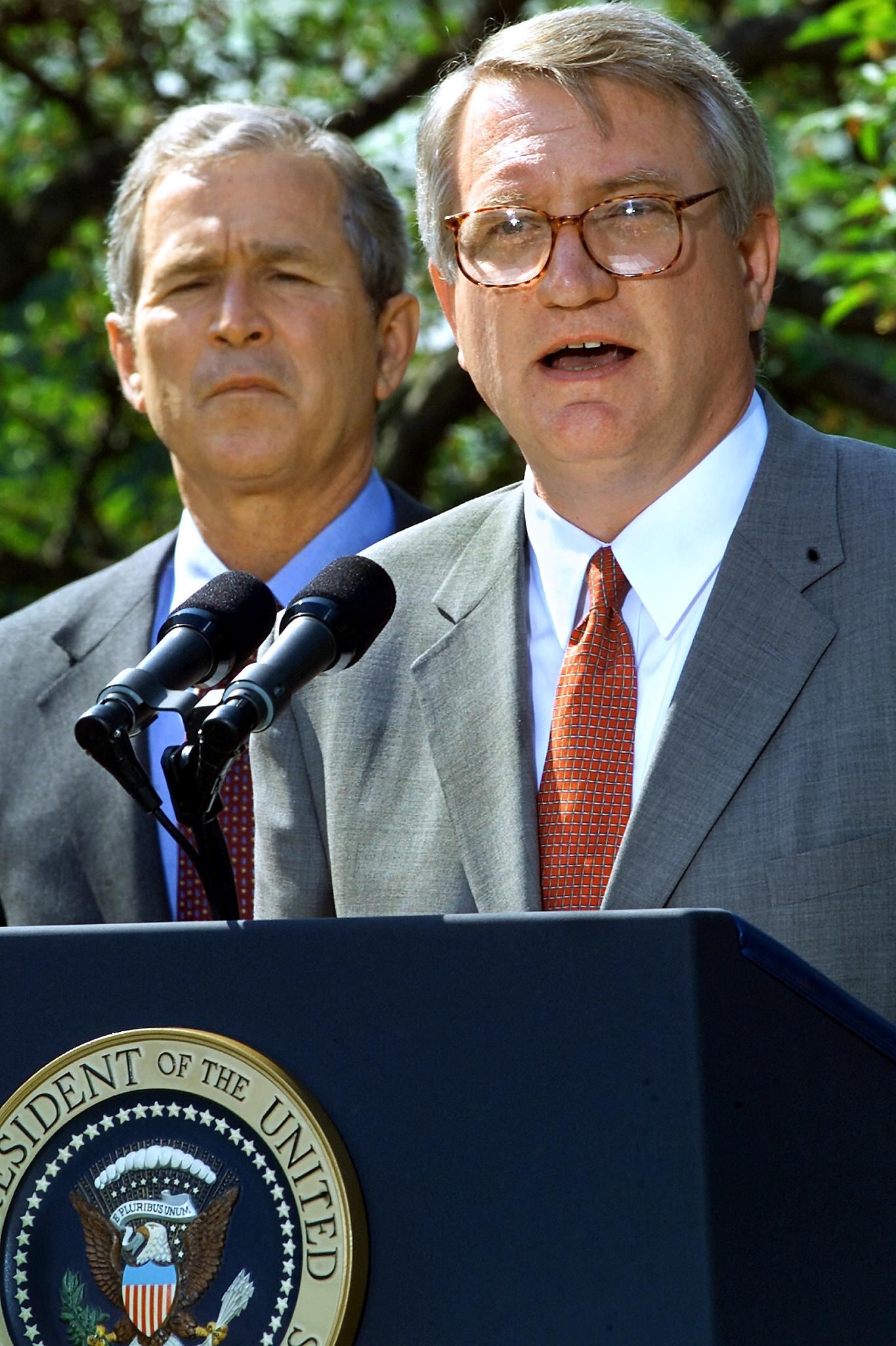 El presidente estadounidense George W. Bush (izq.) respalda a su nuevo candidato para la política de drogas, John P. Walters, durante el anuncio formal de su nombramiento el 10 de mayo de 2001 en el Jardín de las Rosas de la Casa Blanca. Walters, conocido por su firme postura en materia de drogas, fue subdirector de la oficina para la reducción de la oferta cuando esta estaba dirigida por William Bennett durante la administración del expresidente Bush.