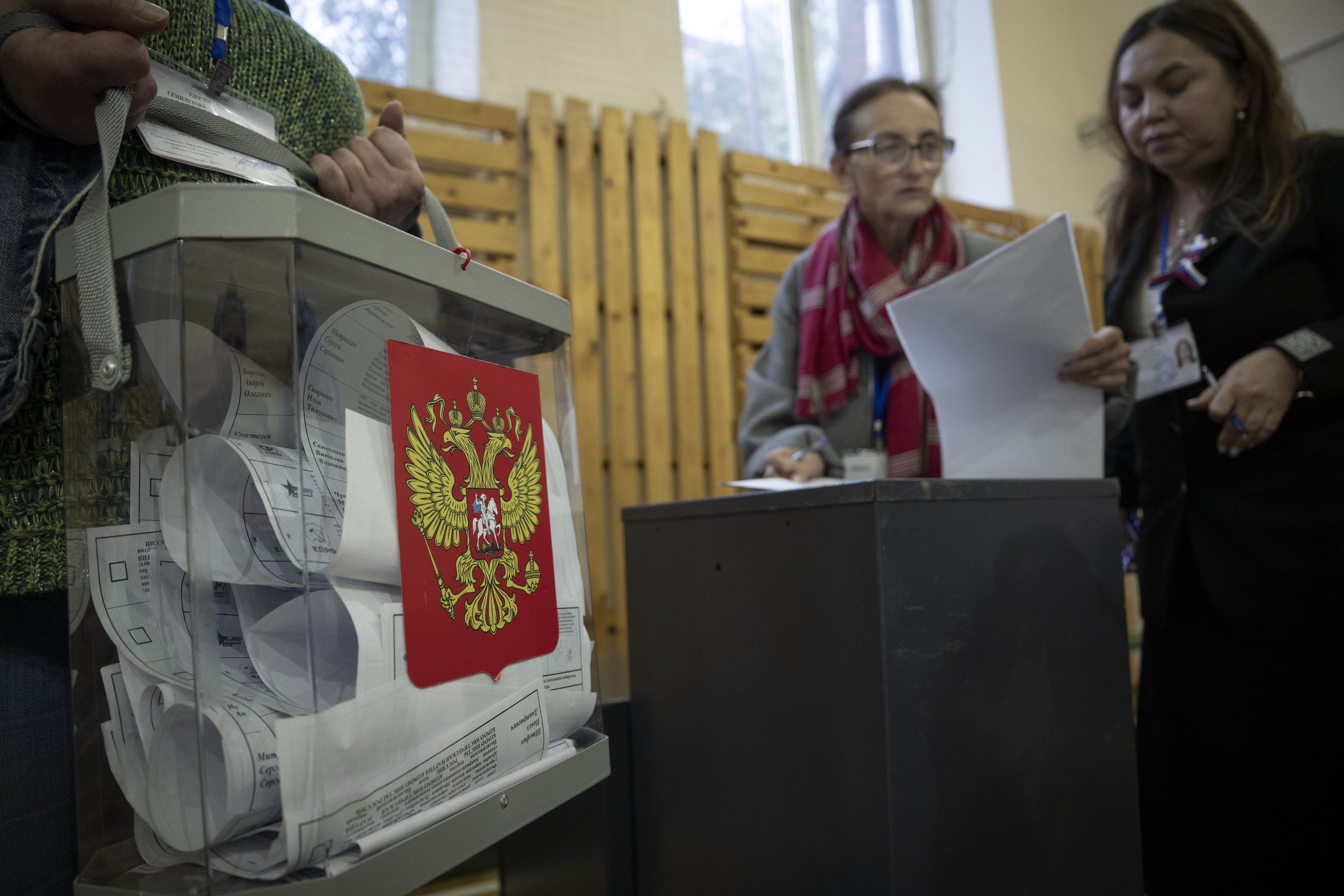 Los residentes de Moscú votan en la segunda jornada de las elecciones parlamentarias de tres días.