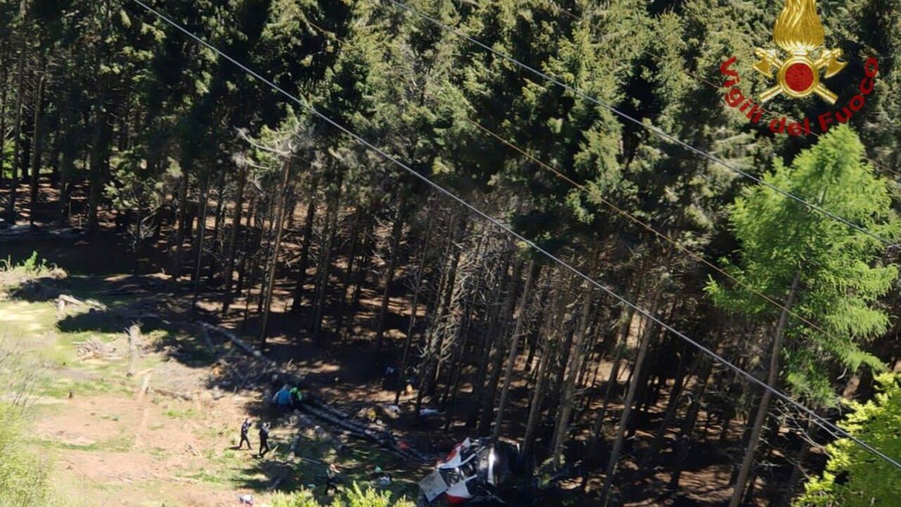 La escena tras la caída de un teleférico en la región de Piamonte en Italia, el 23 de mayo del 2021 (Vigili del Fuoco via AP)