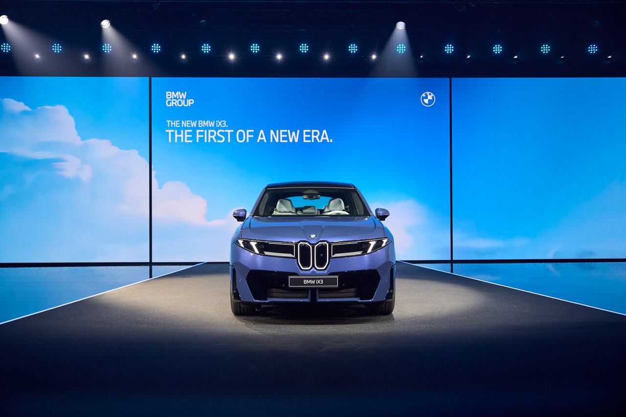 El nuevo BMW iX3 marca los lineamientos que seguirá la marca para la producción de futuros modelos.