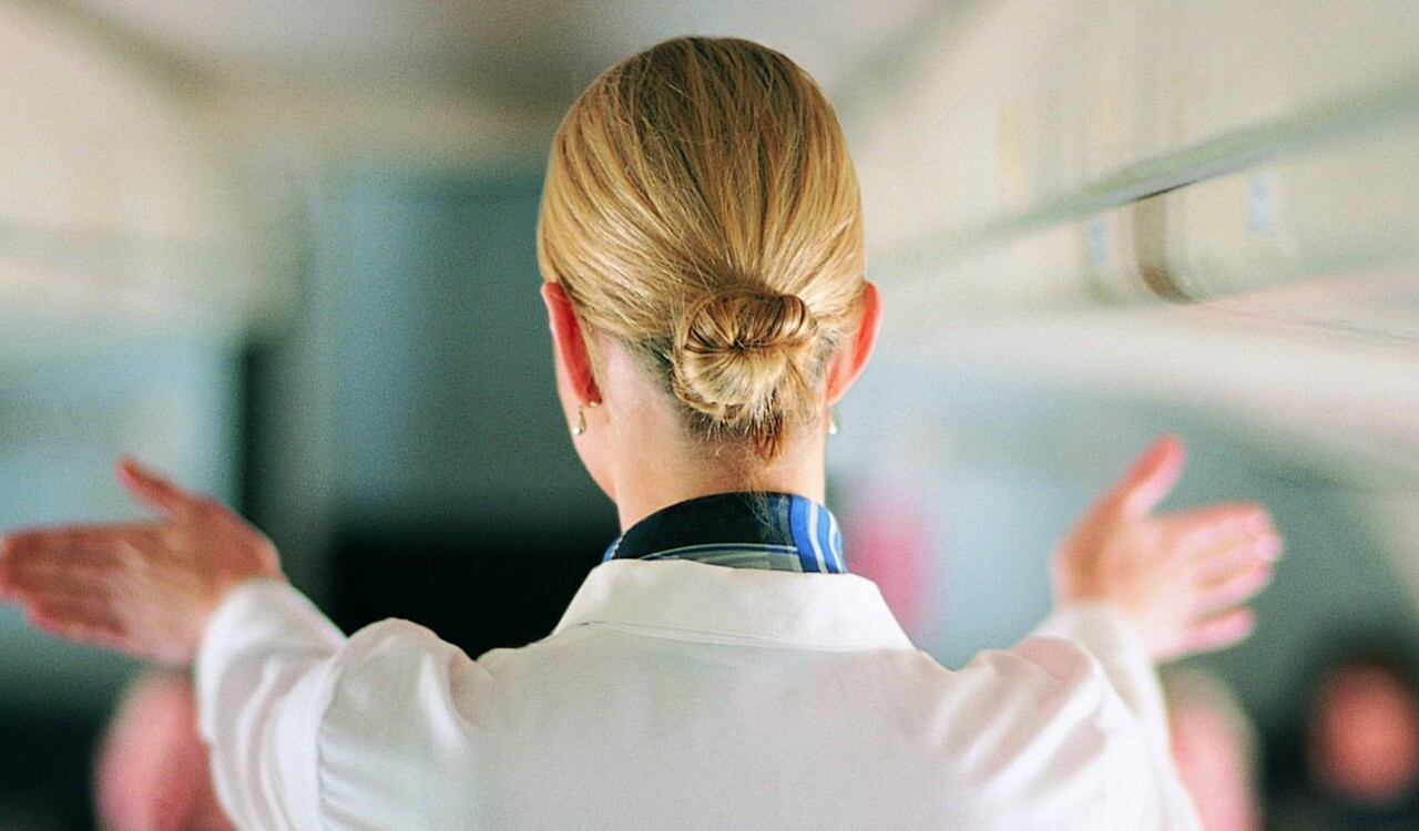 La azafata trató de controlar al sujeto, sin embargo no pudo y tuvieron que intervenir cuatro personas