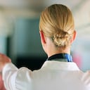 La azafata trató de controlar al sujeto, sin embargo no pudo y tuvieron que intervenir cuatro personas