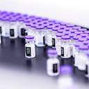 Viales de la vacuna de Pfizer-BioNTech contra el COVID-19 listas para su empaque en las instalaciones de la farmacéutica en Puurs, Bélgica. (Pfizer vía AP)