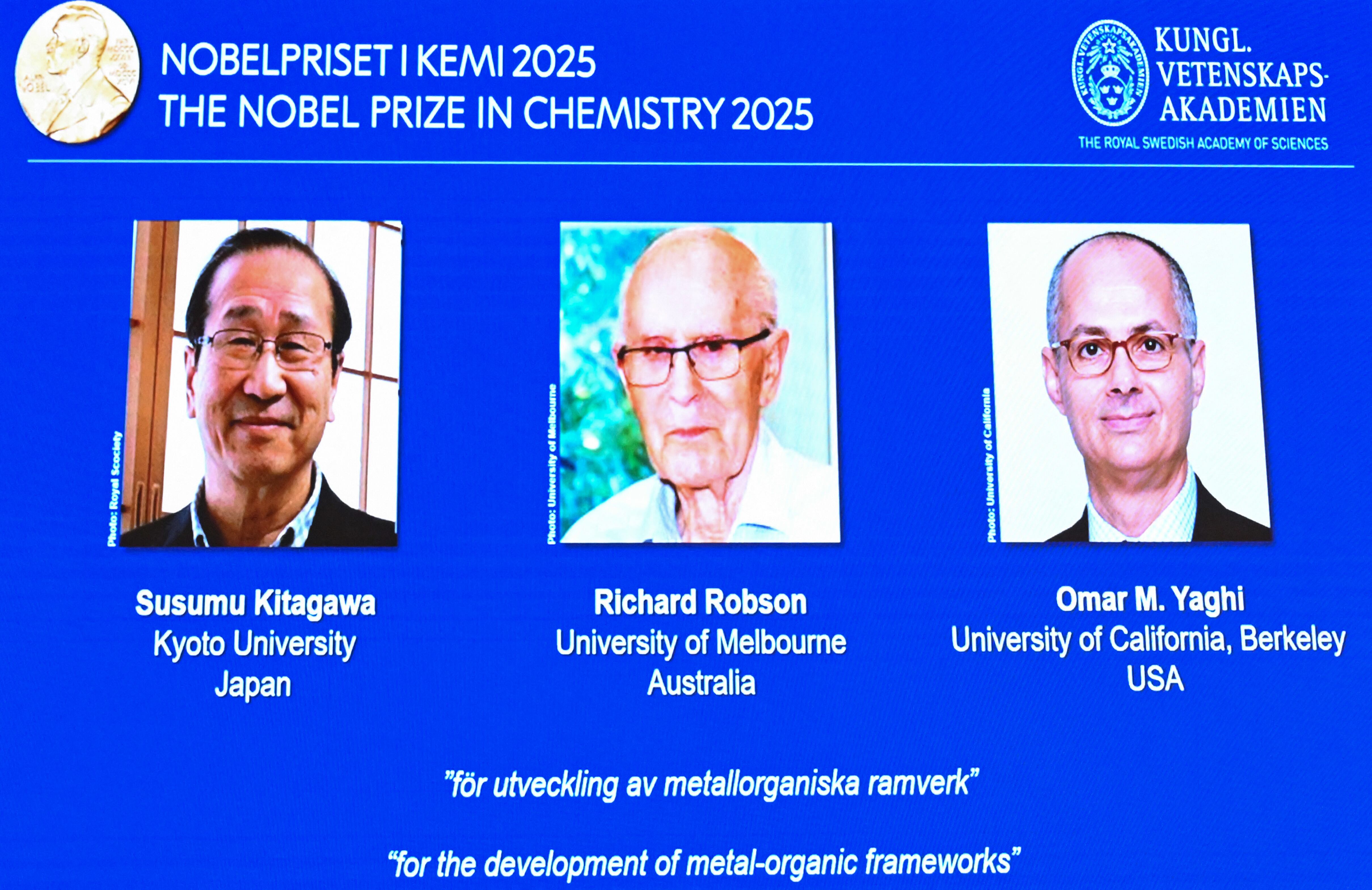 Los ganadores del Premio Nobel de Química 2025 (de izquierda a derecha): Susumu Kitagawa (Japón), Richard Robson (Reino Unido) y Omar M. Yaghi (Estados Unidos-Jordania).