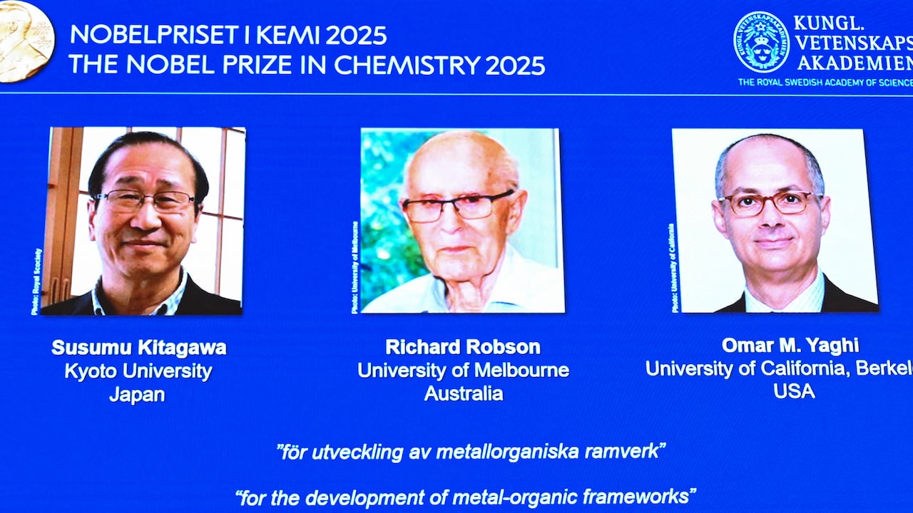 Los ganadores del Premio Nobel de Química 2025 (de izquierda a derecha): Susumu Kitagawa (Japón), Richard Robson (Reino Unido) y Omar M. Yaghi (Estados Unidos-Jordania).