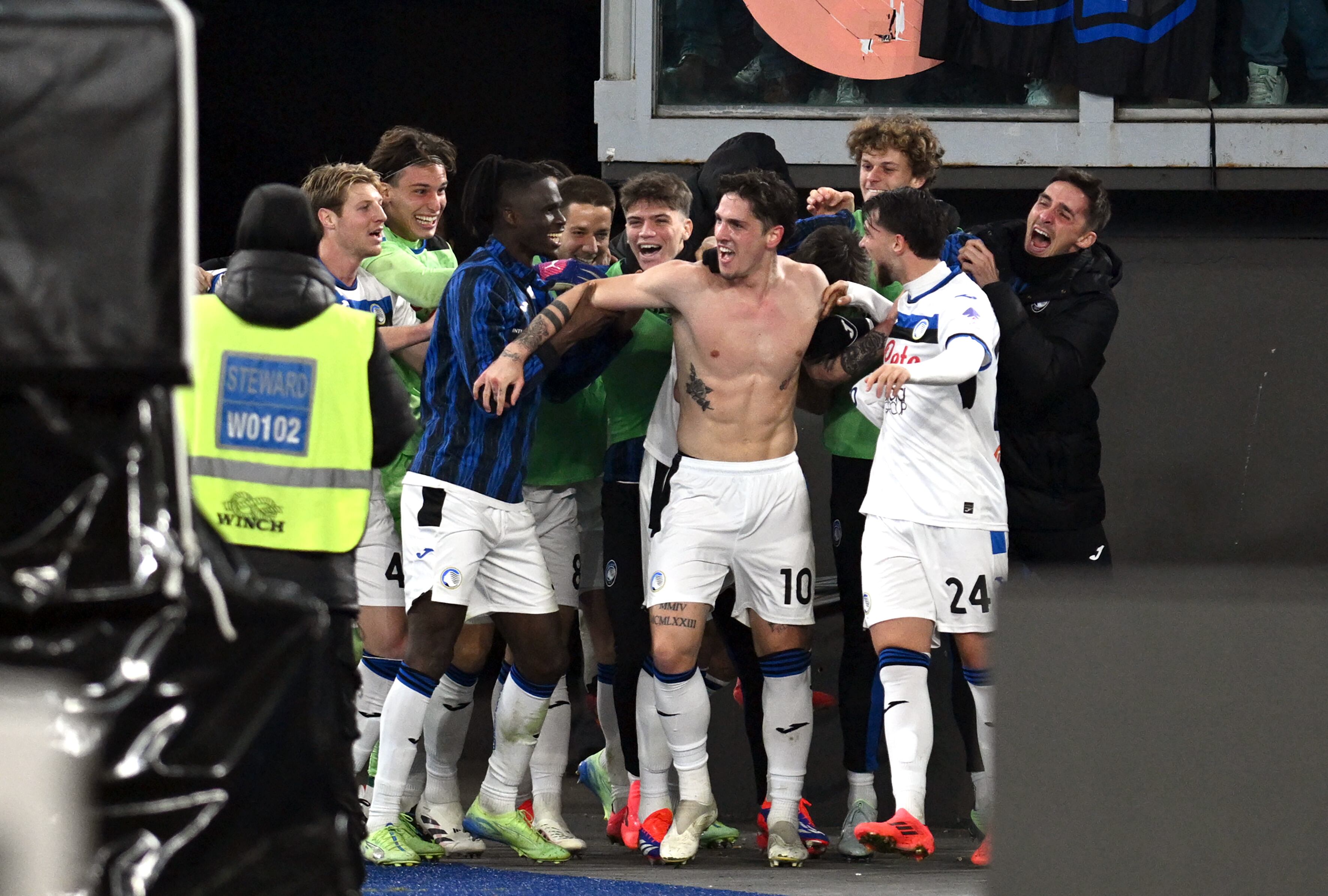 Atalanta celebrando su victoria clave en las aspiraciones ligueras.