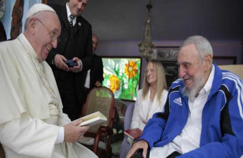El papa y el líder de la revolución cubana dialogaron por 40 minutos en su residencia de La Habana. El sumo pontífice y Fidel intercambiaron regalos: el papa le obsequió libros al Comandante en Jefe, mientras que el líder cubano le entregó a su santidad un ejemplar del libro Fidel y la religión. Foto: Alex Castro / http://www.granma.cu/