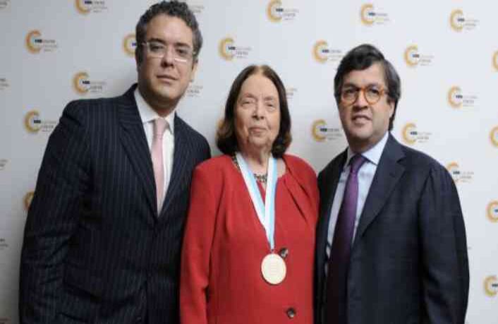 Fue asesor de Juan Manuel Santos cuando era ministro de Hacienda, allí conoció a el expresidente Álvaro Uribe Vélez en la Casa de Nariño.