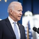 El presidente de EE. UU., Joe Biden, habla antes de promulgar proyectos de ley de la Ley de Revisión del Congreso en el edificio de oficinas ejecutivas de Eisenhower en Washington, DC, EE. UU., El miércoles 30 de junio de 2021. Biden dijo que aumentaría el pago de los bomberos federales y desplegaría satélites del gobierno para detectar incendios. cuando se reunió hoy con gobernadores de estados occidentales que enfrentan otro verano de insaciables incendios forestales, sequías y apagones masivos. Fotógrafo: Sarah Silbiger / UPI / Bloomberg a través de Getty Images
