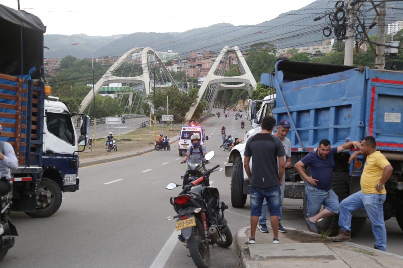 Bloqueos en el sector del Barrio El Palenque, en la via que comunica Bucaramanga con el Aeropuerto Internacional Palonegro, también se bloquea la zona industrial y se restringe la movilidad de cerca de 250 mil habitantes que viven en el municipio de Girón, Norte de Santander