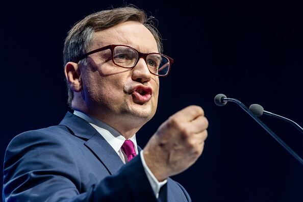 Para el ministro de Justicia, Zbigniew Ziobro, la corte se excedió de nuevo de sus competencias al pronunciarse sobre el sistema de un Estado miembro, alegando que Polonia no ha accedido a ello y que el TJUE está interpretando el contenido de los tratados de la UE.
(Photo by Andrzej Iwanczuk/NurPhoto via Getty Images)