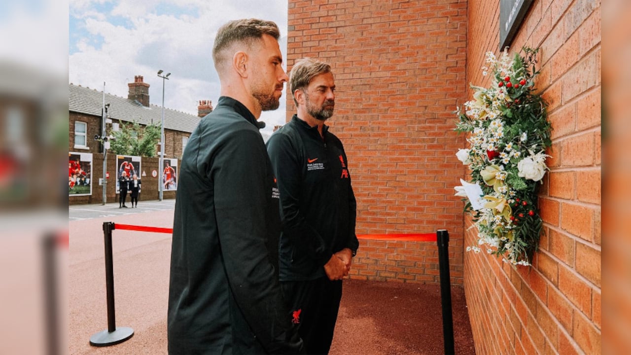 Jordan Henderson y Jürgen Klopp conmemorando la tragedia de Heysel, ocurrida en Bélgica