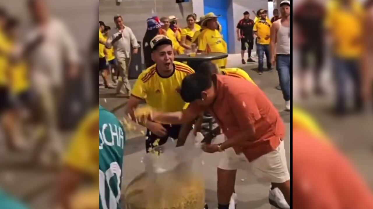 Hinchas colombianos arrojando comida al aire en el Hard Rock Stadium