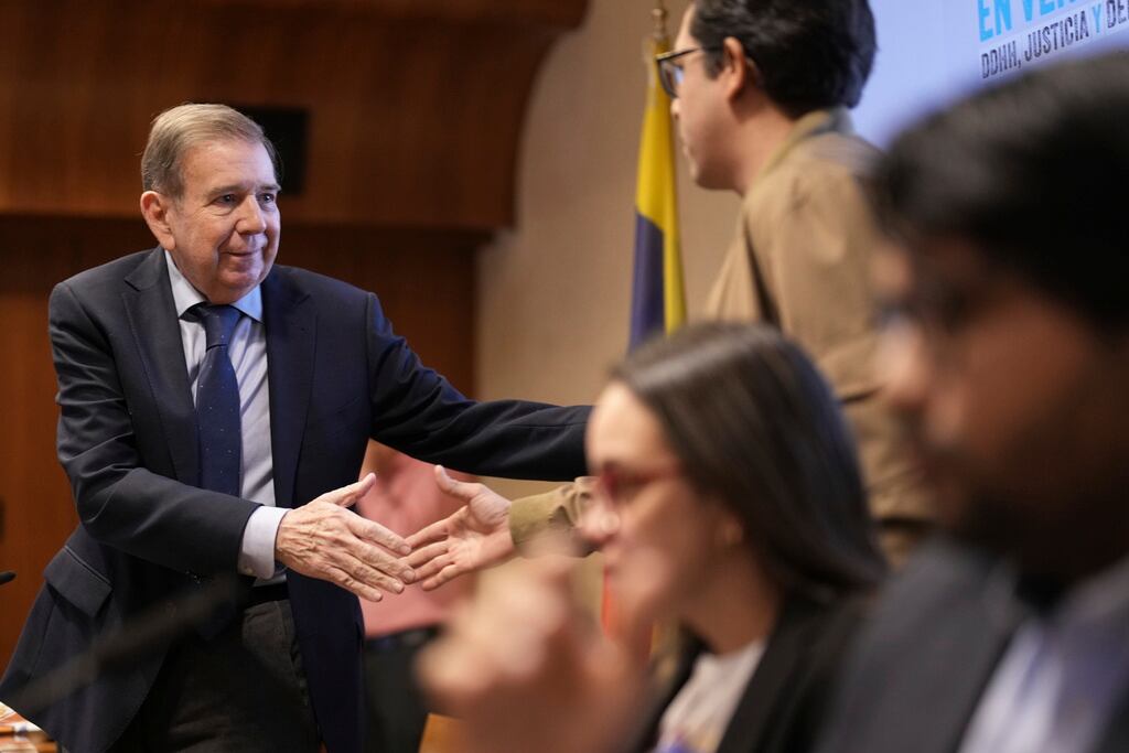 El líder opositor venezolano Edmundo González estrecha la mano de familiares de disidentes políticos del régimen de Maduro, durante una conferencia de prensa en el centro de Madrid, España, el martes 10 de diciembre de 2024. (Foto AP/Bernat Armangue)
