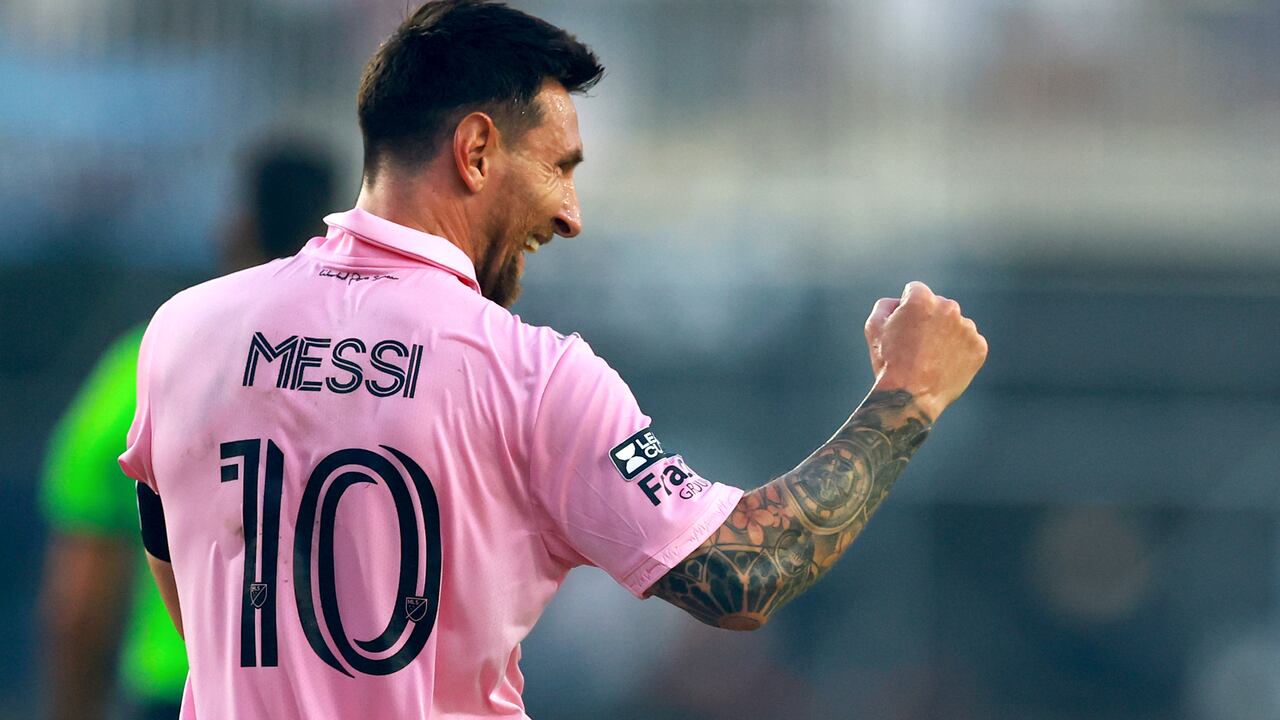 Lionel Messi celebra uno de los goles que anotó anoche con el Inter