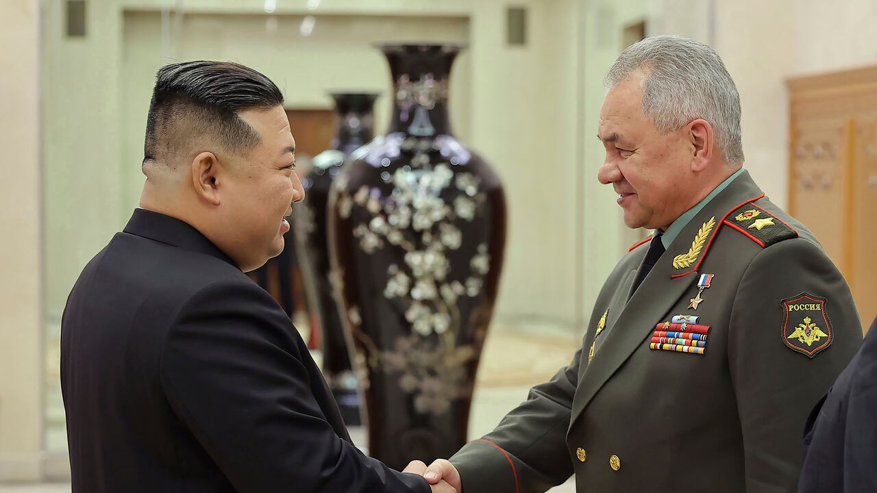 En esta foto proporcionada por el gobierno de Corea del Norte, el líder de Corea del Norte, Kim Jong Un, a la izquierda, le da la mano al ministro de Defensa de Rusia, Sergei Shoigu, en la sede del Comité Central del Partido de los Trabajadores en Pyongyang, Corea del Norte, el miércoles 26 de julio de 2023