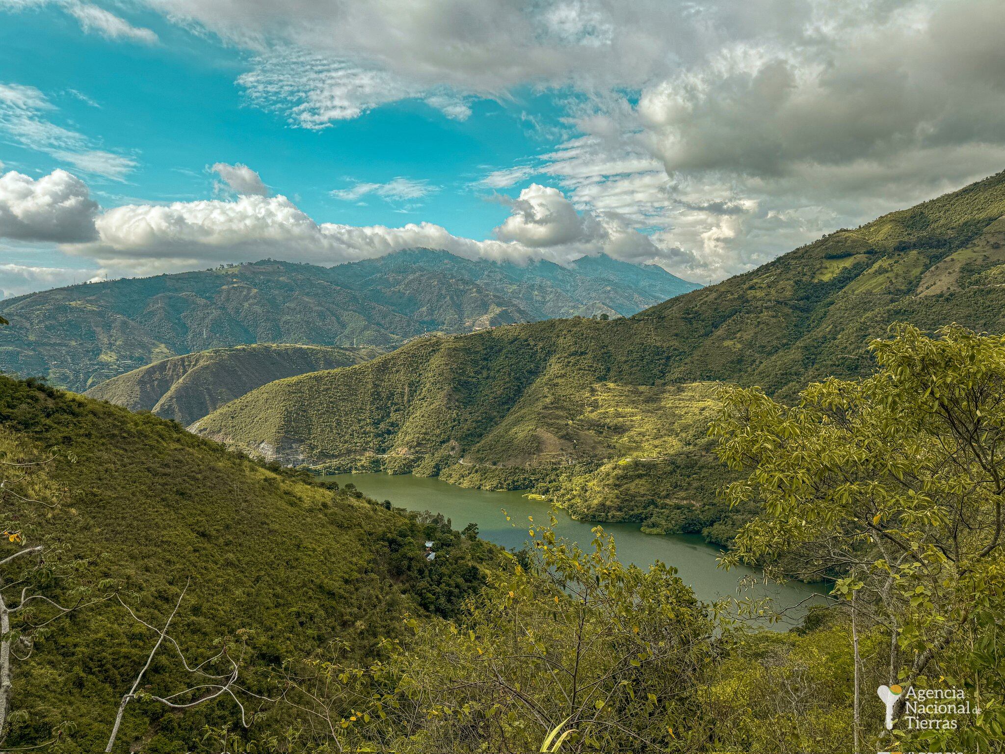 La ANT ha suscrito convenios por valor de $700 mil millones con la Unidad para las Víctimas, logrando avances significativos en la compra de 53 mil hectáreas.