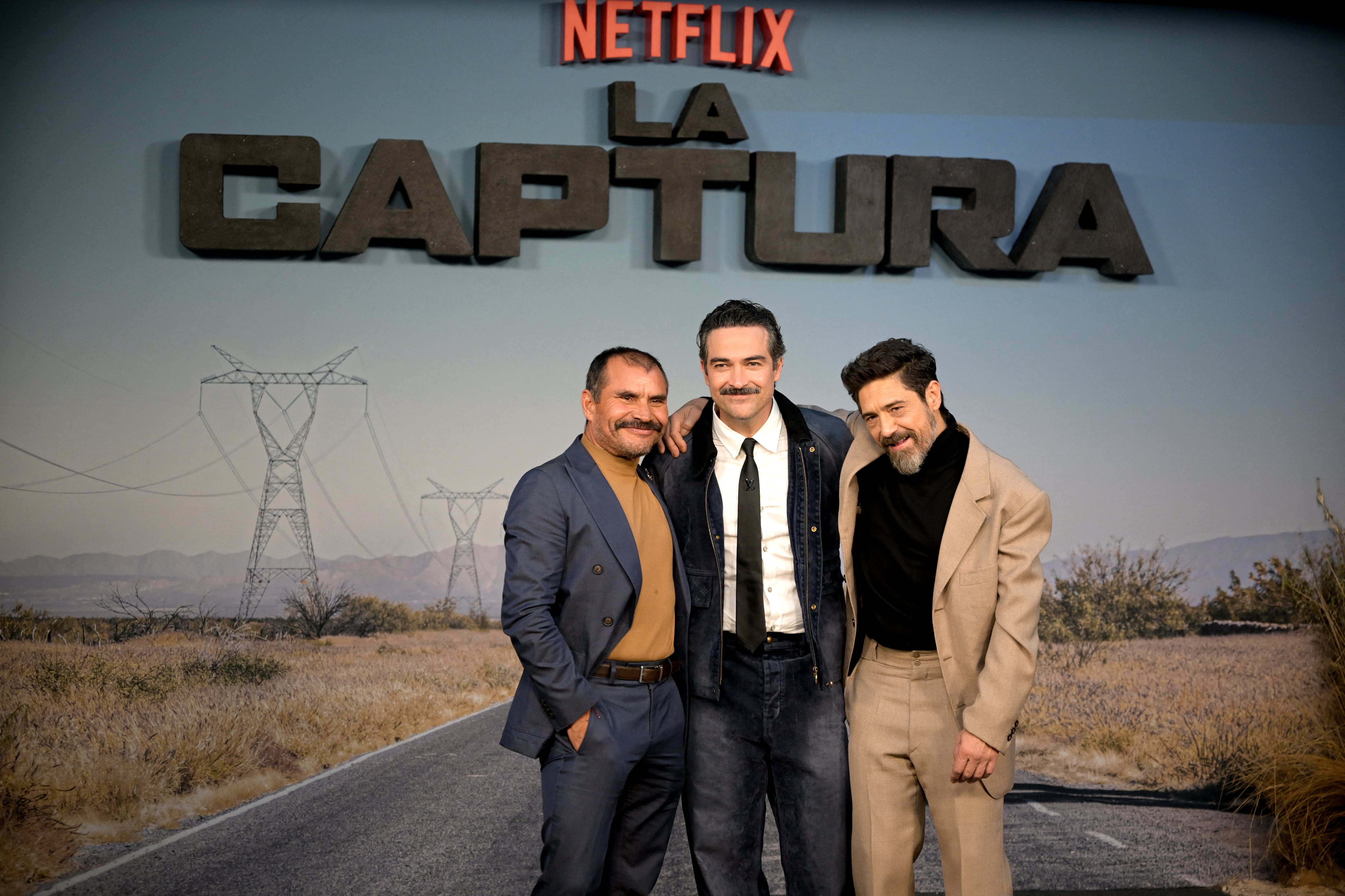 Noé Hernández, Alfonso Herrera yHector Kotsifakis en la premiere de 'La Captura', en CDMX. Foto: Alfredo ESTRELLA / AFP-