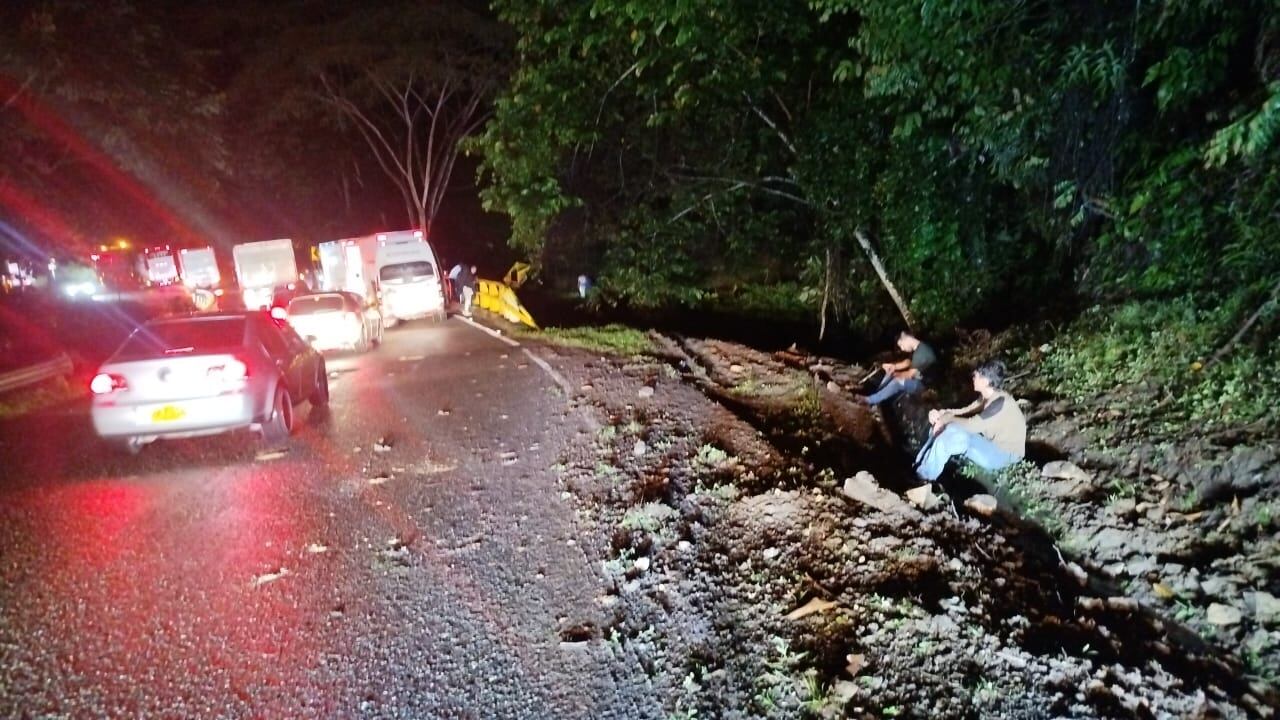 Las autoridades realizan las investigaciones del siniestro.
