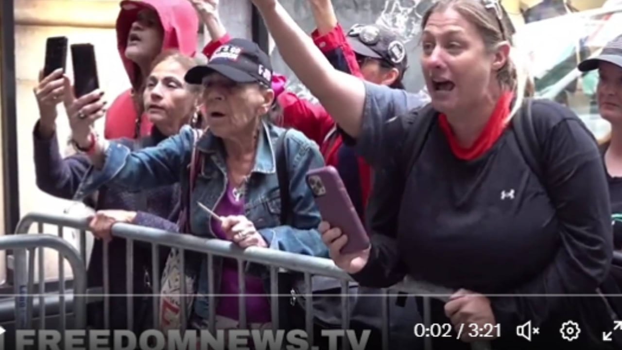 Tanto los manifestantes como los políticos estaban ubicados fuera del Hotel Roosevelt, que actualmente sirve como un megarefugio de migrantes.