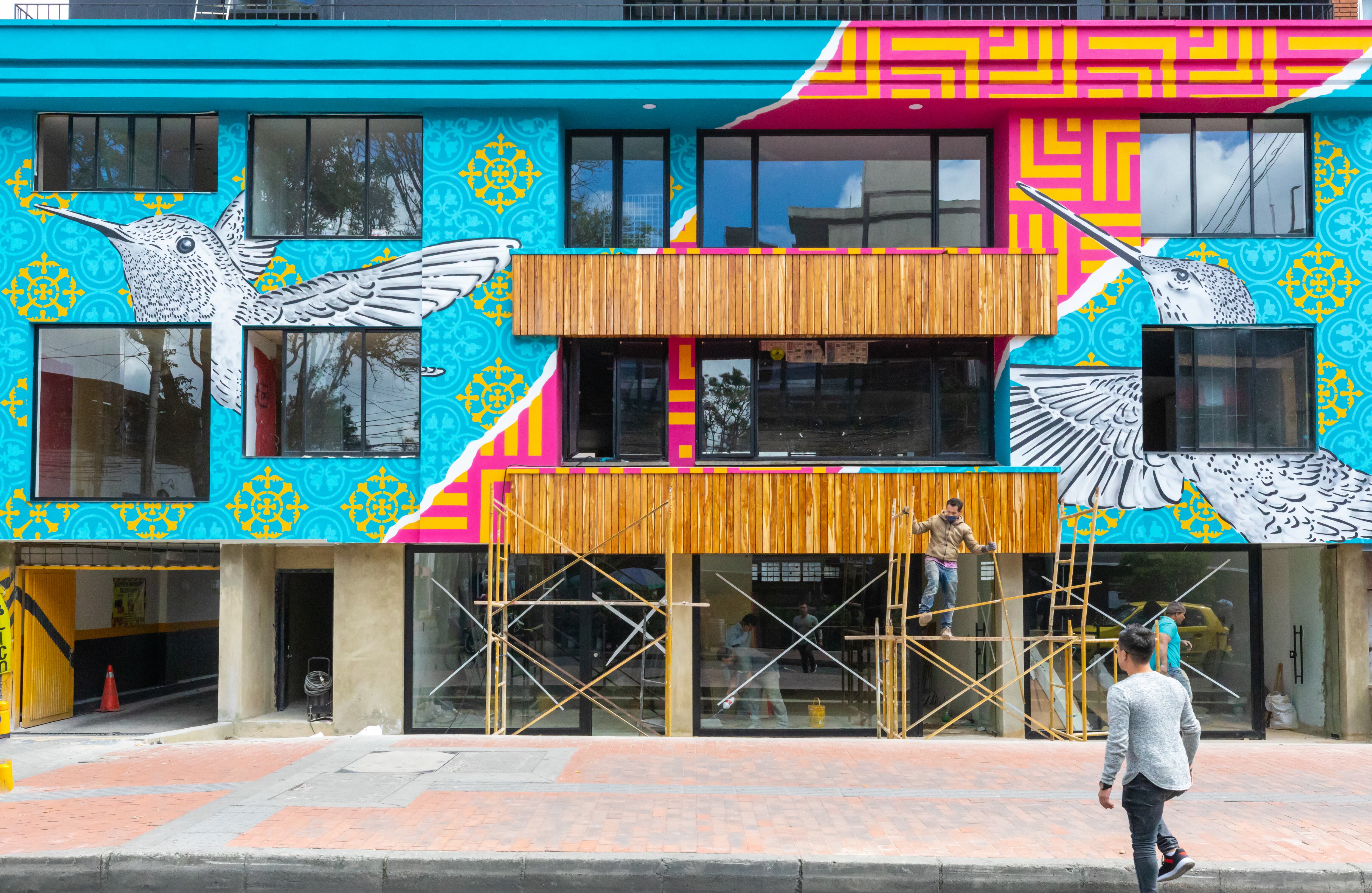 El programa Bogotá Distrito Grafiti reconoce este arte como un medio para la democratización del espacio público y el acceso al arte y la cultura desde distintas perspectivas. A través de este espacio se han asignado muros a los artistas en toda la ciudad, generando inclusión, respeto por la diferencia y promoviendo la libre expresión.