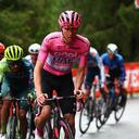 Tadej Pogacar atacando al grupo de Daniel Martínez