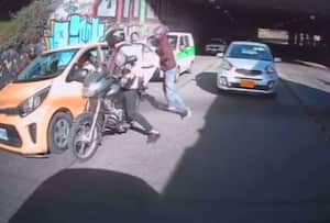 Dos hombres en una motocicleta abordaron a un taxi y robaron al conductor y a la pasajera.