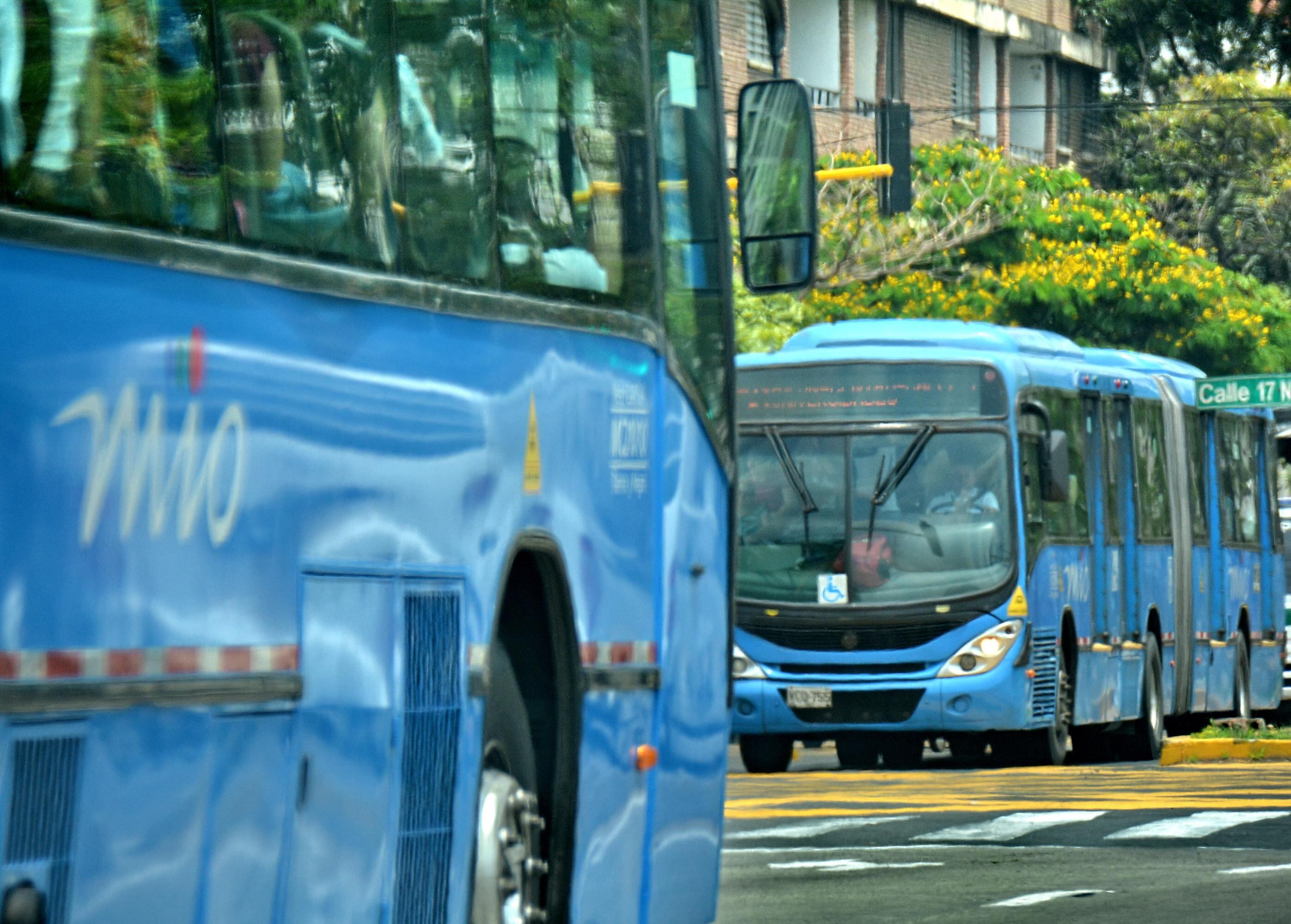 Buses articulados del MIO en calles de Cali