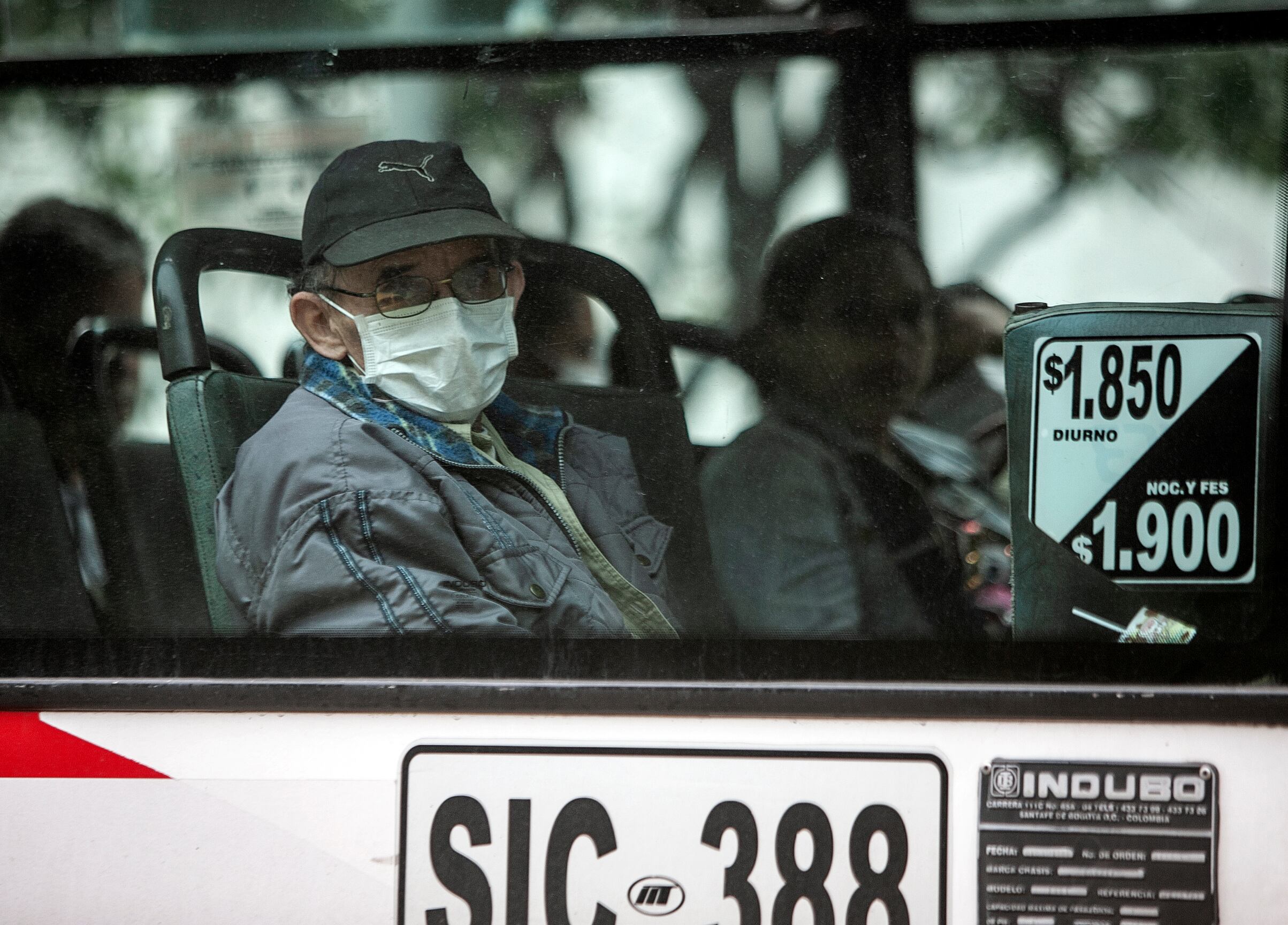 Fotografias gente con tapa bocas / Coronavirus /Adulto mayor
Calle 76 / estacion de transmilenio Heores / Calle 72
16 de Marzo del 2020