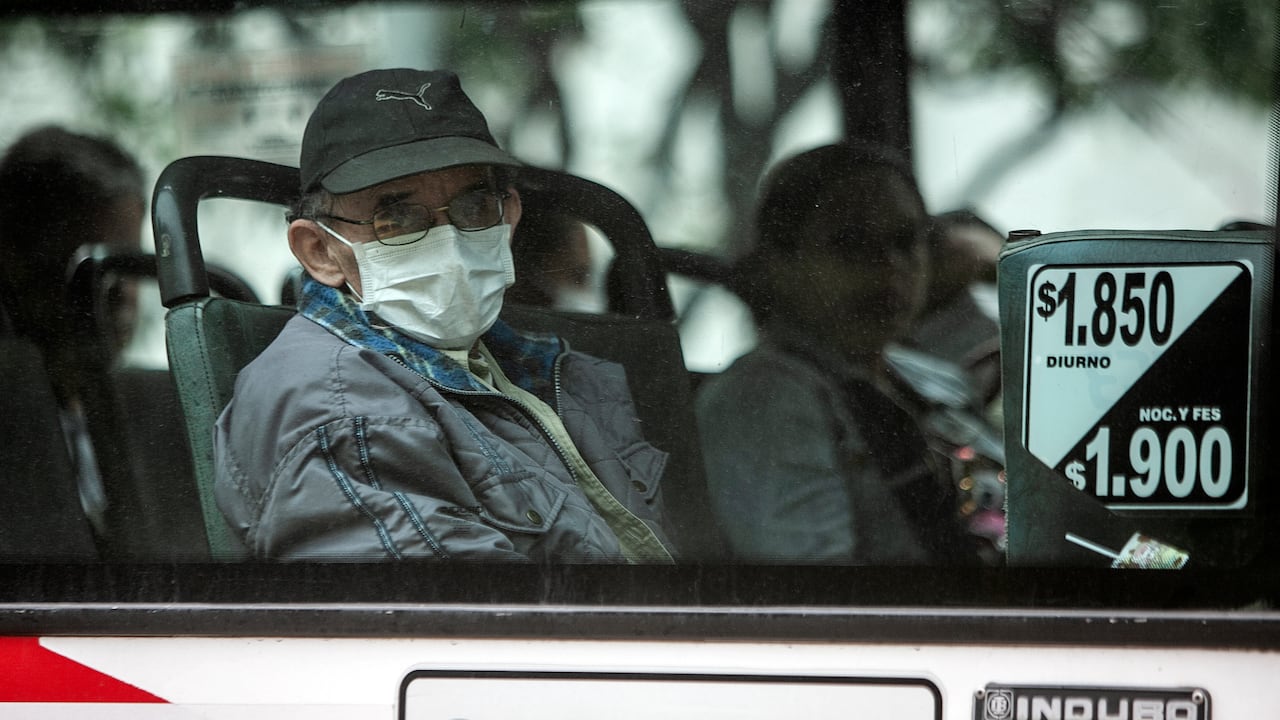 Fotografias gente con tapa bocas / Coronavirus /Adulto mayor
Calle 76 / estacion de transmilenio Heores / Calle 72
16 de Marzo del 2020