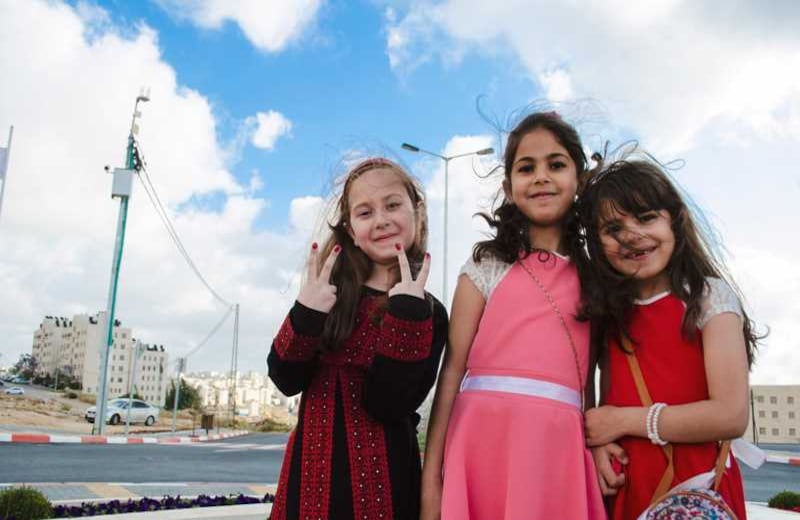 En Cisjordania la educación es obligatoria para los niños hasta los 15 años. No obstante, los menores que viven cerca de los asentamientos ilegales israelíes, notifican frecuentemente del acoso por parte de estas personas.